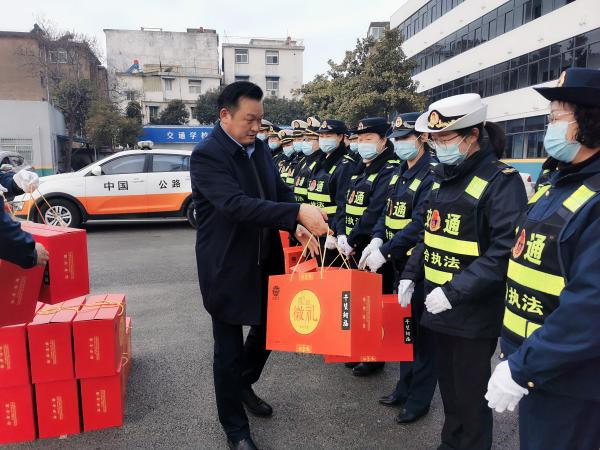 淮南市交通運輸局黨組書記、局長李輝看望慰問春節堅守崗位的干部職工并檢查指導春運安全和疫情防控工作