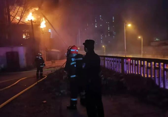 淮南：劈柴做飯引發火災 民警撲救無人員傷亡