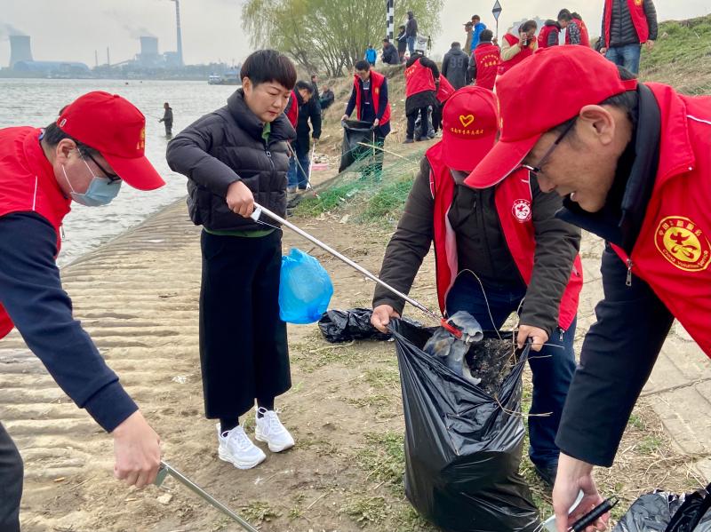 保護母親河，清潔水源地——淮南市生態環境局組織黨員干部職工開展學雷鋒主題黨日活動